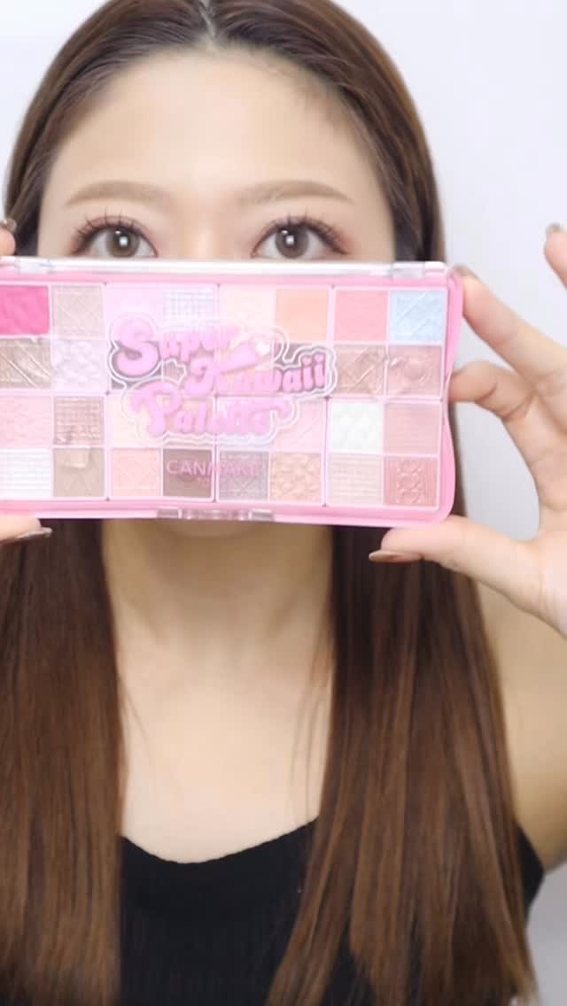＼CANMAKE40周年記念パレットで平成メイク💓／
キャンメイクさまから商品提供を受けて投稿しています♡

久々に平成っぽいメイクしたら濃すぎてエモかった🫶

4世代のトレンドメイクをイメージした
各8色、全32色の圧巻のパレット。
