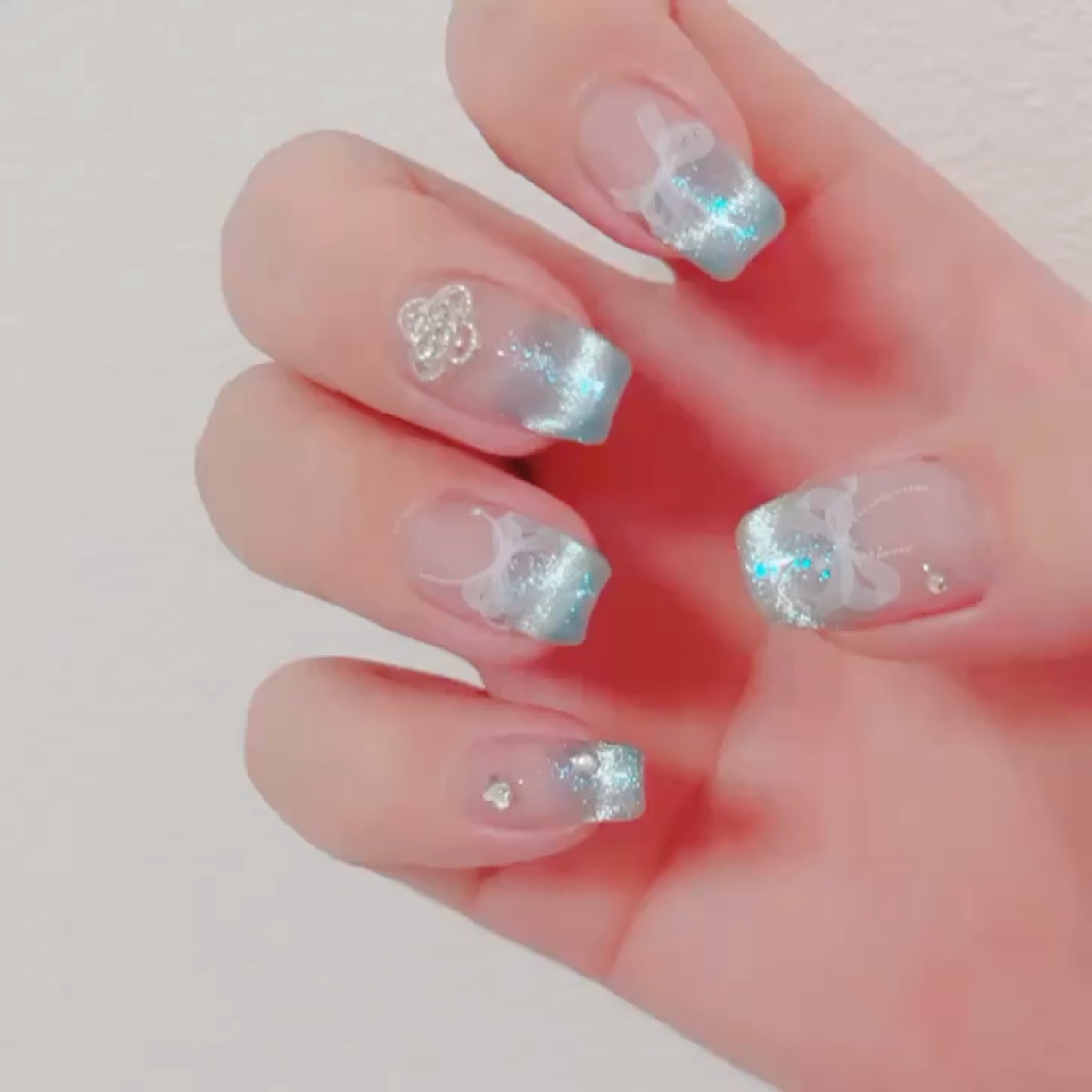 マグフレンチ💅🧲🎀💎

マグネットのグラデーションがあまり上手くできませんでした😭

なんか綺麗になってくれず境目がくっきりわかる状態😢

マグフレンチも動画で見るとガタガタ🥹

画像のリボンのステッカーは大好きで基本同じもの