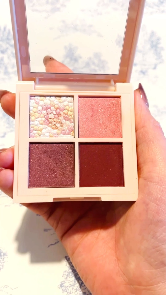 レブロン ダズル アイシャドウ クアッド 003 ヴィンテージ ローズ/REVLON/アイシャドウパレットを使ったクチコミ（3枚目）