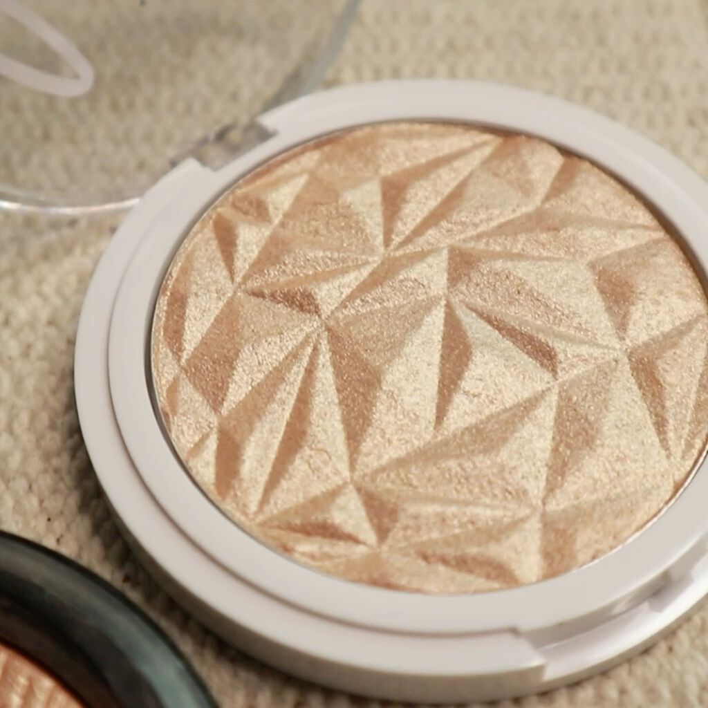 Super shimmering highlighter(久耀閃閃打亮盤)/1028/パウダーハイライトの動画クチコミ1つ目