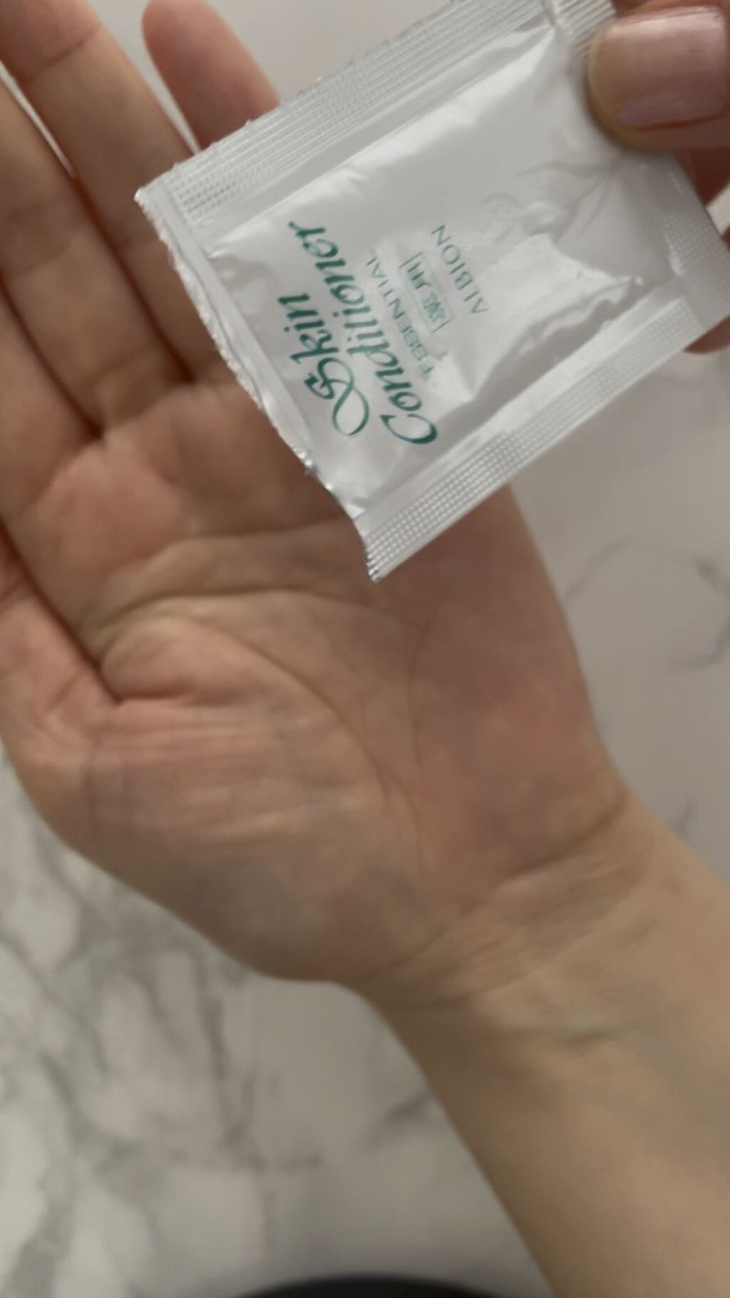  薬用スキンコンディショナーエッセンシャル N/ALBION/化粧水の人気ショート動画