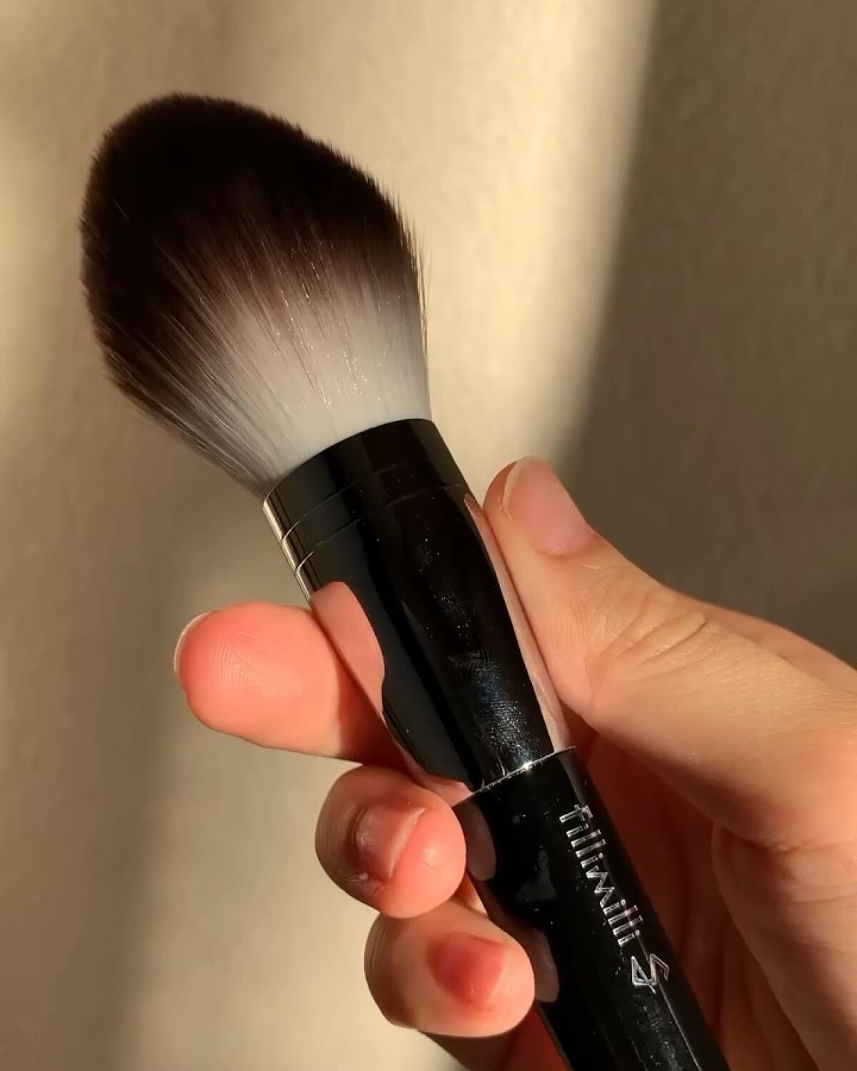 Sシルキーパウダーブラシ (M)882/fillimilli/メイクブラシの人気ショート動画