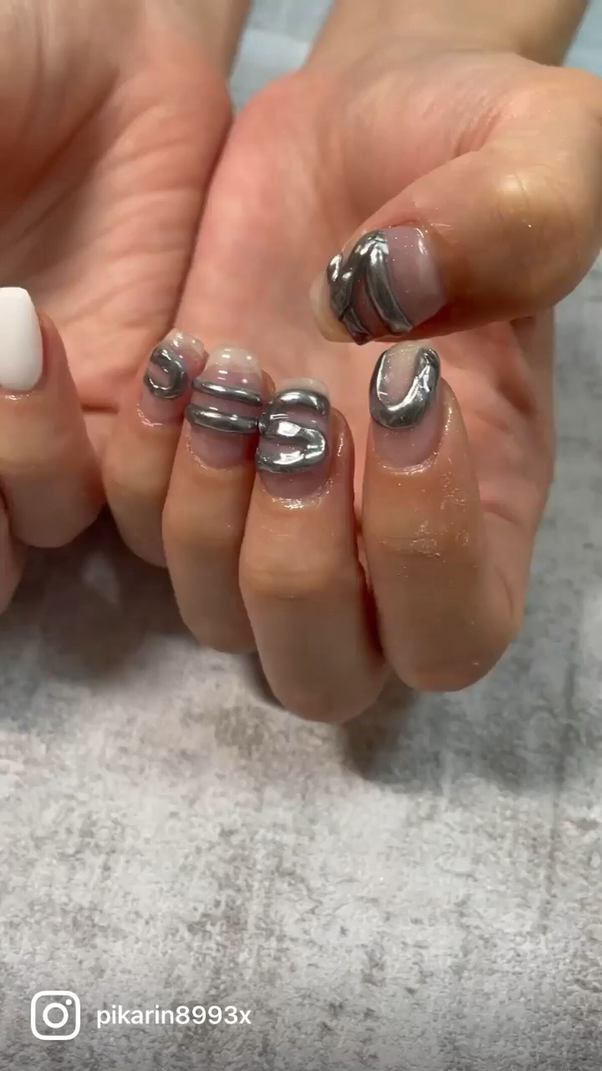 #ニュアンスネイル,#夏ネイル,#大人ネイル,#きれいめネイル,#アクセサリーネイル,#アシンメトリーネイル,#アシメネイルのネイルデザイン