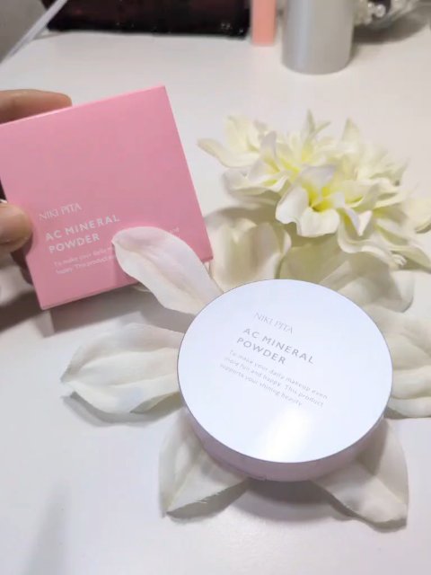 NIKI PITA AC ミネラルパウダーのクチコミ「NIKI PITA　AC ミネラルパウダー　8g ナチュラルベージュ

◊◊◊◊◊

やわらか.....」（1枚目）