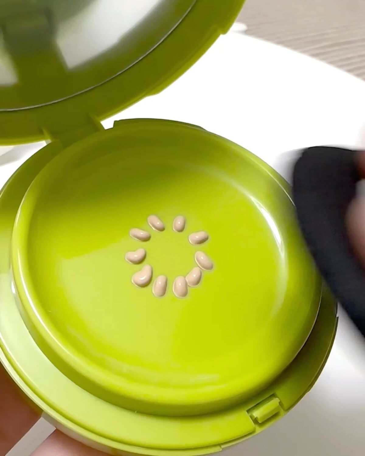 サテンウエアヘルシーグリーンクッション/unleashia/クッションファンデーションの動画クチコミ3つ目