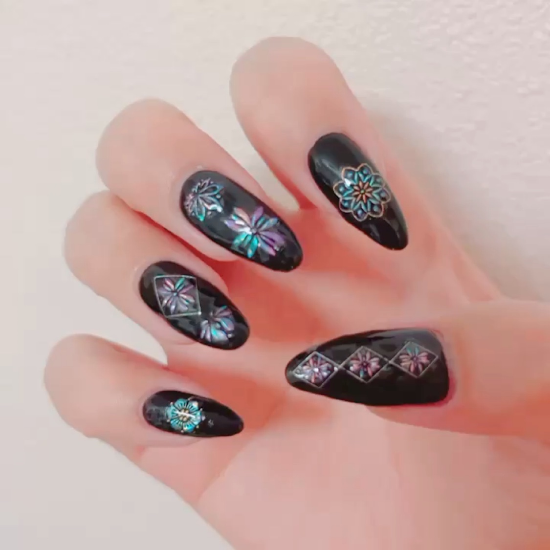 ロングネイル💅★*

ぷっくり感も残したいのですが、シールが浮いてしまうので結局クリアジェルで埋めてしまってます🥲

ぷっくり感を残すとこのデザインの良さがより際立つと思うのですが、それだとシールの剥がれも気になりますし何よりもフォルム