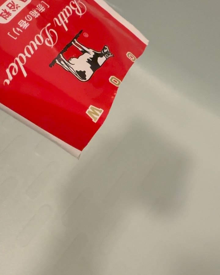 カウブランド なめらかミルクバス 赤箱の香りのクチコミ「＼ 赤箱の香りのなめらかミルクバス ／

あの赤箱で有名な牛乳石鹸の会社から出ている入浴料だよ.....」（3枚目）