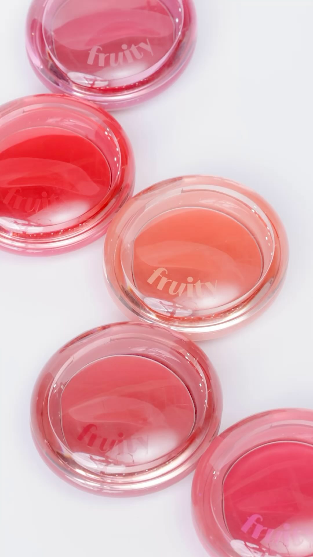 🍅NEWアイテム🍑
フルーティーリップ＆チークバームの推しカラーをご紹介 ʢ´• ᴥ •.`ʡ

01 トマト🍅
ぱきっとした鮮やかなカラーでリップ＆チークが主役のメイクに✨

03 ピーチ🍑
抜け感のあるピンクで柔らかい印象に💕