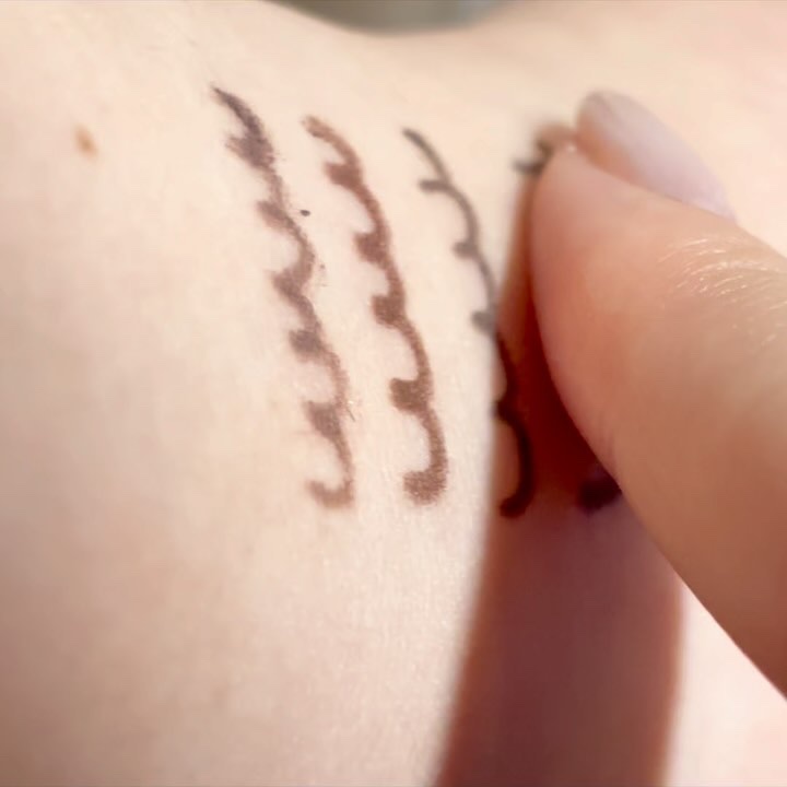 メロウグラインディングスリムライナー/HOLIKA HOLIKA/ペンシルアイライナーの動画クチコミ2つ目