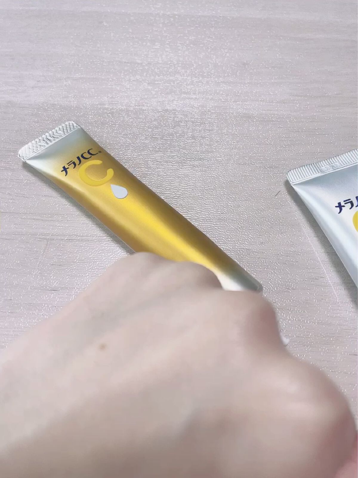 シミ対策！！
日焼け後ケアに。

リップスで購入しました！

☆メラノCC美容液
☆メラノCC保湿クリーム

・しみ、そばかす予防
・ニキビ、肌荒れ予防
・血行促進

角質の奥までぐんぐん浸透する処方。
メラニン生成を抑える効果があるので、