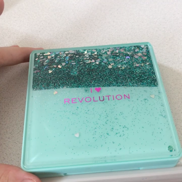 
✩.*˚I♡Revolution  STARRY  EYED✩.*˚
アイシャドウパレット
青・緑系

夏にピッタリの青系パレット♡
9色入ってて、隣合う色でも上品に
仕上がります！
ラメで、目元キラ