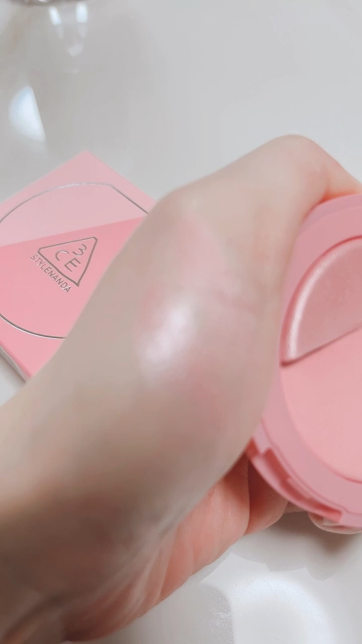 3CE
BLUSHLIGHTER.ブラッシュライター
全7色各2,720円（税抜)


計算しつくされた配色で作る格上げほっぺ♡
オーロラハイライト&ヴェールチークが一つに。
私のお気に入りは#WHATIF #SLICK

ほわん。と濡れ艶