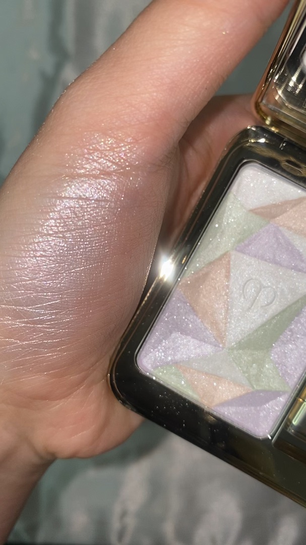 こんなハイライト実在するのかと思うくらいの輝かしさ。さすがデパコスのハイライト🥹✨