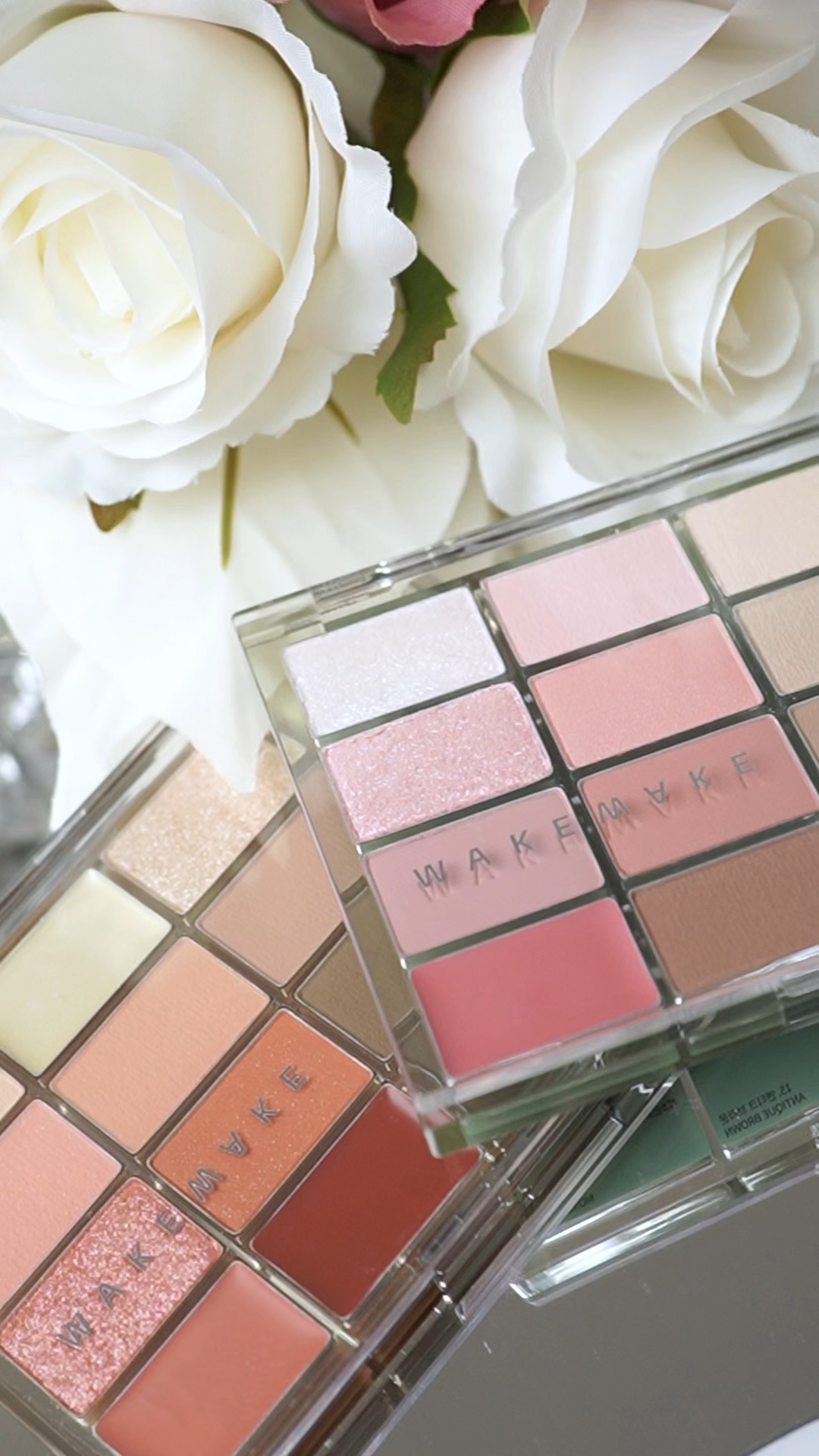 WAKEMAKE
ソフトブラーリングアイパレット

21号フォールインフィグブラーリング
22号メロウオータムブラーリング

✩ ⋆ ✩ ⋆ ✩ ⋆ ✩ ⋆ ✩ ⋆ ✩ ⋆ ✩

WAKEMAKEのソフトブラーリングアイパレットから
秋の新