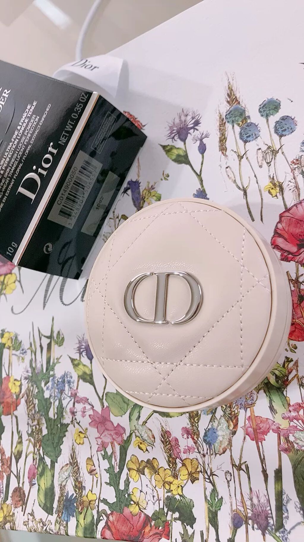 新感覚のクッションパウダー😳
とにかくパケがかわいい…！！

ディオールスキン フォーエヴァー 
クッション パウダー  ラベンダー

パウダーなのにクッションタイプなのは、25パーセントも水系の成分が配合されていて乾燥を防ぐためなんだと