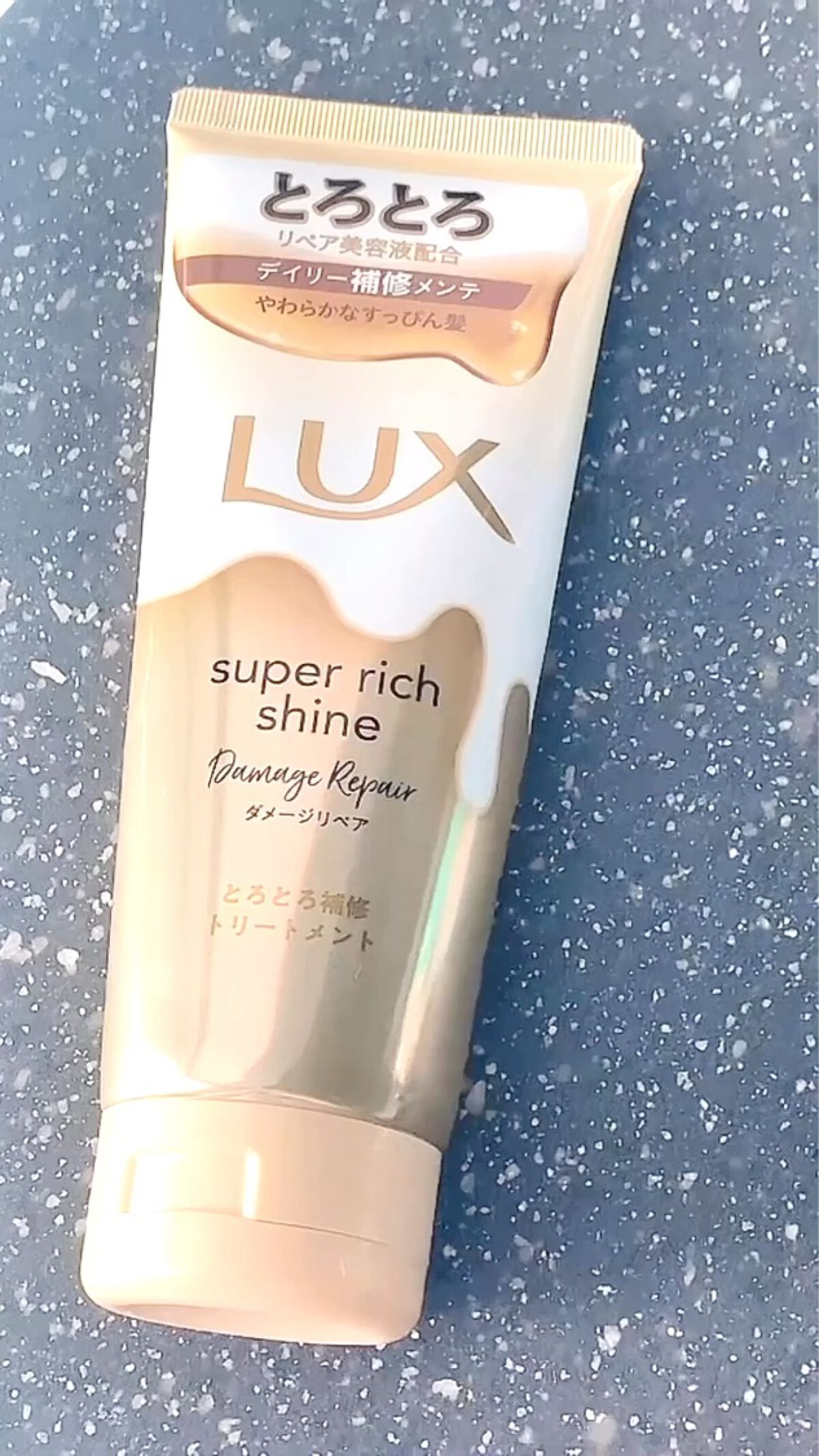 ラックスのとろとろトリートメントは名前の通りとろけるようなテクスチャーでしっかり髪の毛にまとわりついてくれる♪

しっとりしていて髪の毛に潤いを感じることが出来るトリートメント♡

テクスチャーは動画にて♡

#ラックス
#トリートメント
