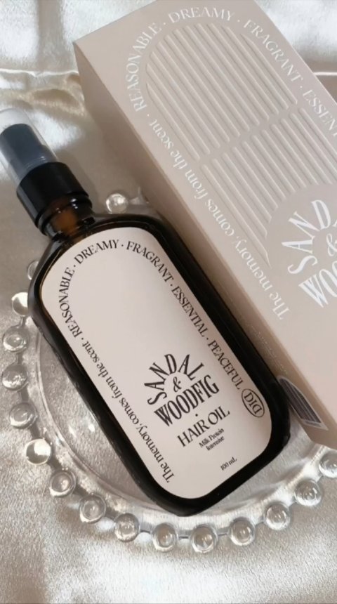 #PR 髪が香るパフュームケア💗🪽✨私のお気に入りのヘアオイル

@odid.jp


以前も違う香りを愛用していた
オーディッドのヘアオイル🤍✨

今回は、
サンダルウッド フィグを使用しました！
まるで香水のような、甘くて上品な香