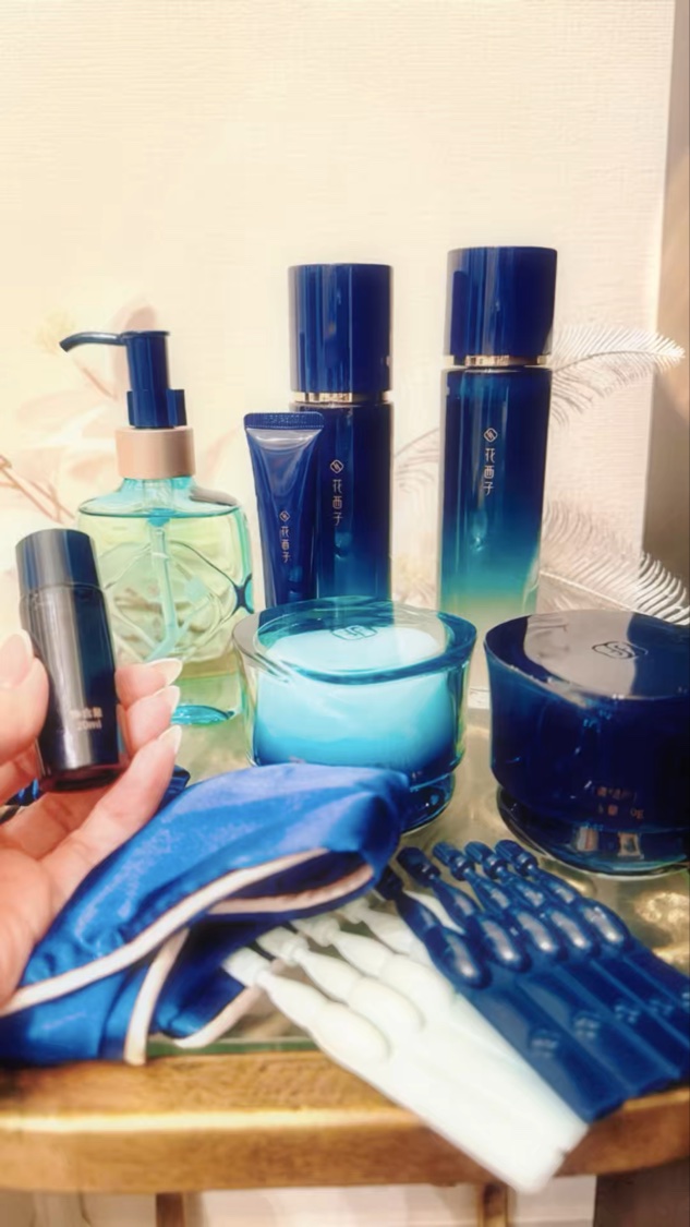 
クリスマスの余韻が静かに溶け、

まもなく迎える新しい年。



お正月の福袋は、もうお決まりでしょうか。



もしまだ迷われているなら、

ぜひ手に取っていただきたいのが

この美しきフローラシス。



それを手にした瞬間、思わず息