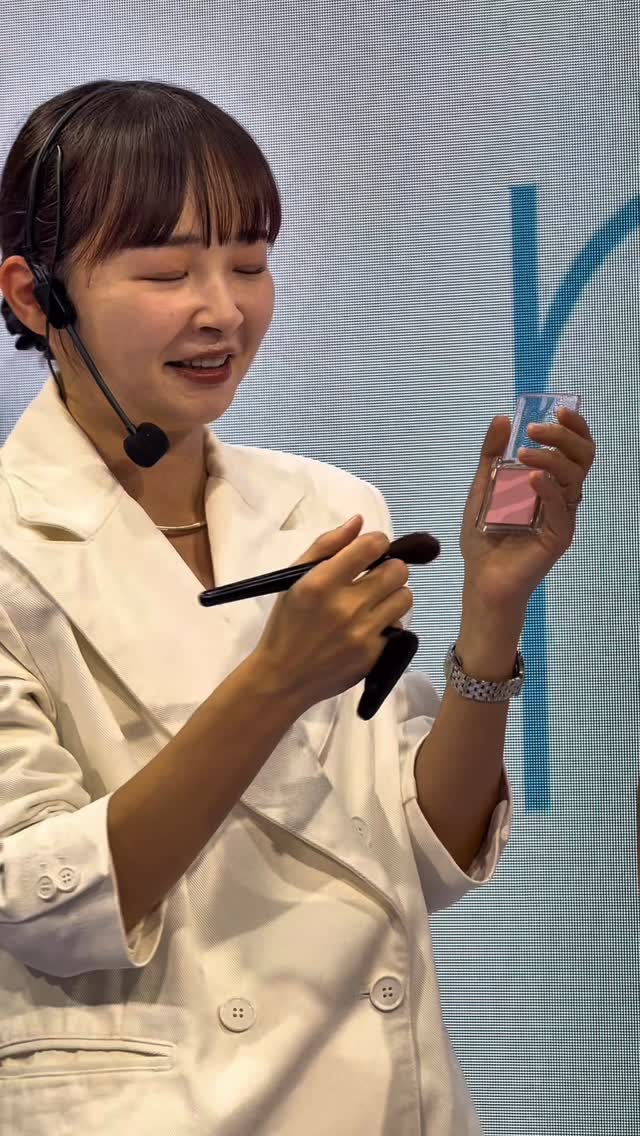 メイクさんに聞いた毛穴落ちしないチーク🎀
ふんわりカラーでチーク苦手な人でも使いやすい◎
チーク好きだけど毛穴落ちが気になる人は下にこれ仕込んでみて🙆🏻⸝⋆ 
名前の通りぽわんとした血色感が内側からにじみ出てほんと可愛いんだから😘
