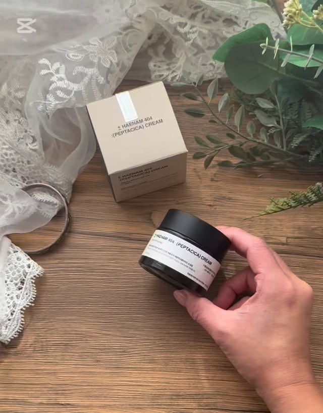 へナム404セラム‪💚

自社農園（韓国・へナム）で育てたツボクサ（センテラ、シカ成分）エキスを使用しているので安心感のあるスキンケア😌

ペプチド配合で、お肌のハリやツヤもup♡♡
ベタつきすぎない保湿感もあって、今の時期にピッタリだ