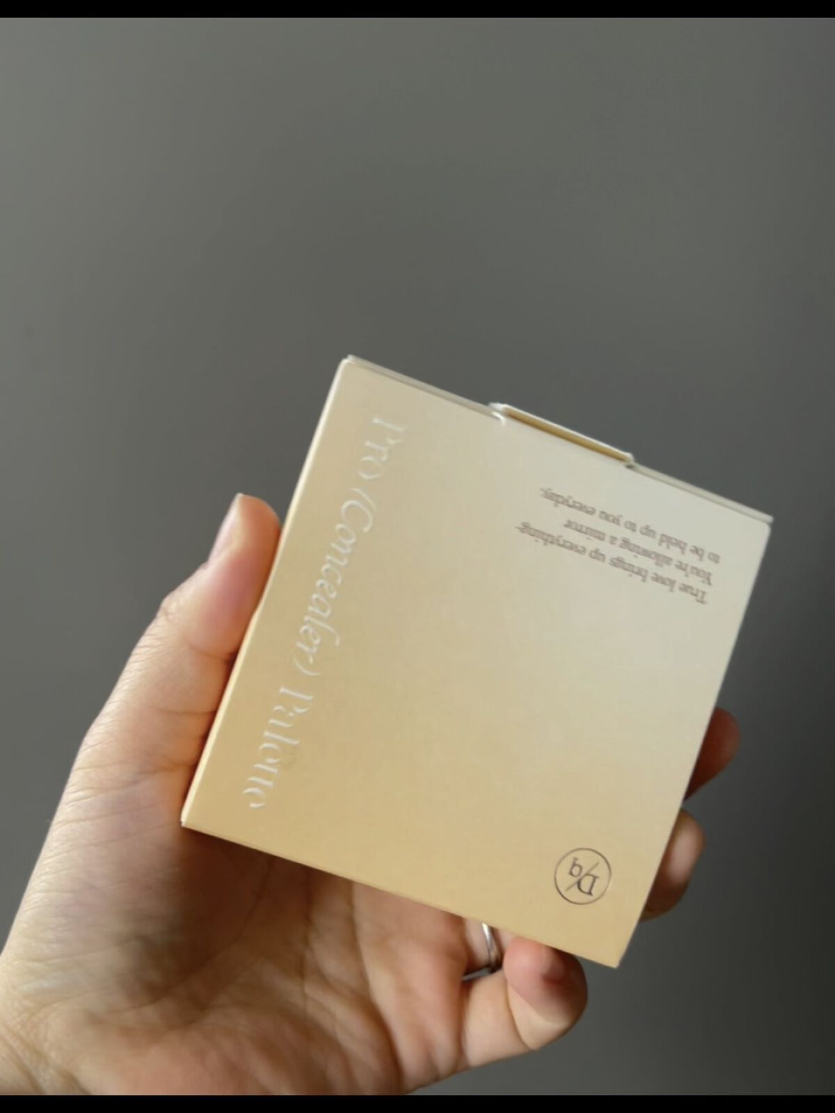 カバー力はめっちゃいい！！ってほどではないですが
肌を綺麗に見せてくれるので使って損はない！

クマはほんまに隠れました！

また詳細は別にあげます、

#デイシーク #デイジーク_コンシーラー  #初買いコスメ 
#プロコンシーラーパレッ