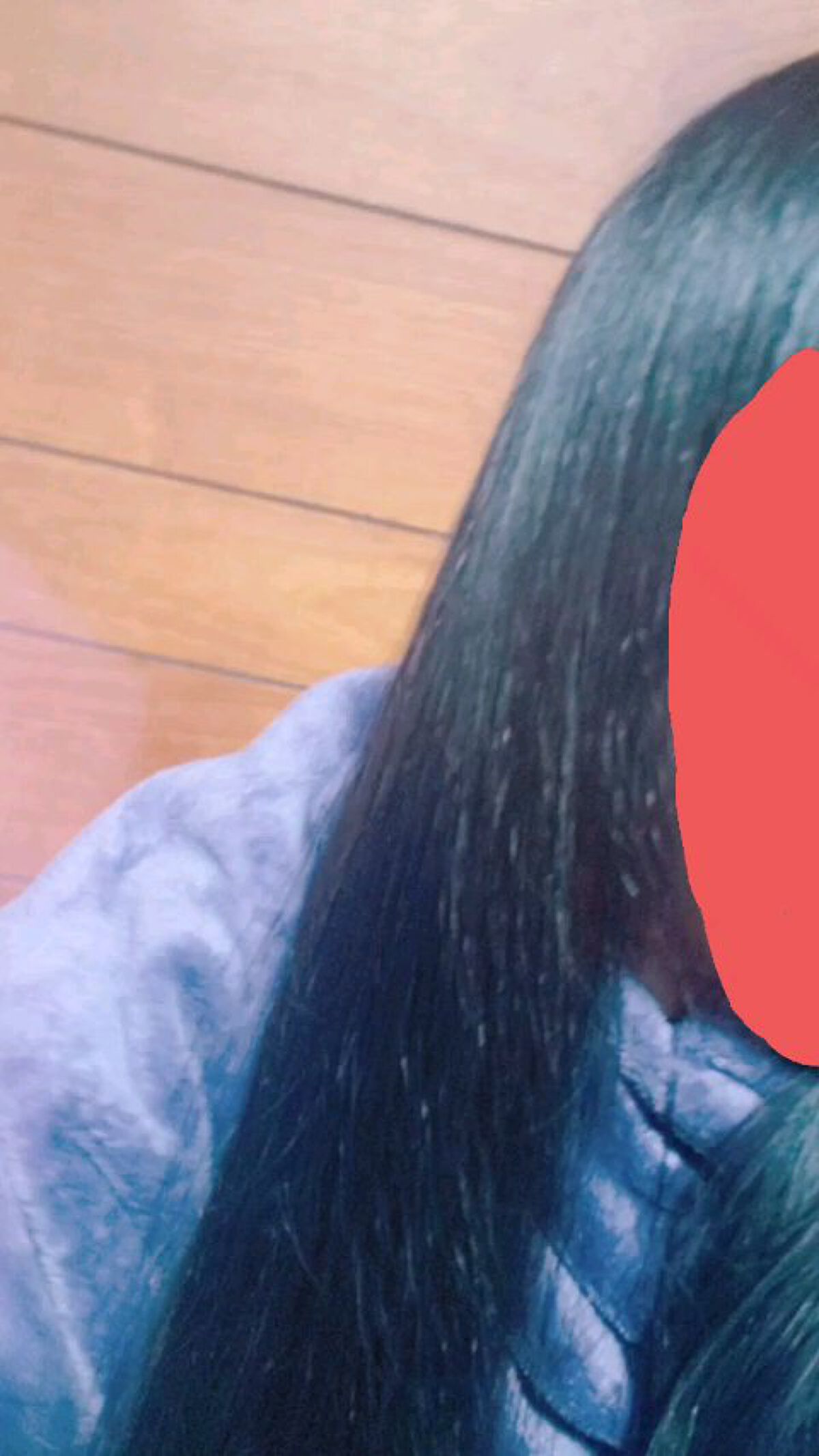 サラサラのスーパーロングヘア✨
髪にハリ、コシがなくて、柔らかい猫っ毛。
かなり傷んでいて、水に濡らすと髪の毛が
ゴムのようにビヨンビヨンと伸びる…(  ´^` 。)
傷んだ髪の毛は元に戻せないけど、
まとまり、つや、手触りを良くすることは