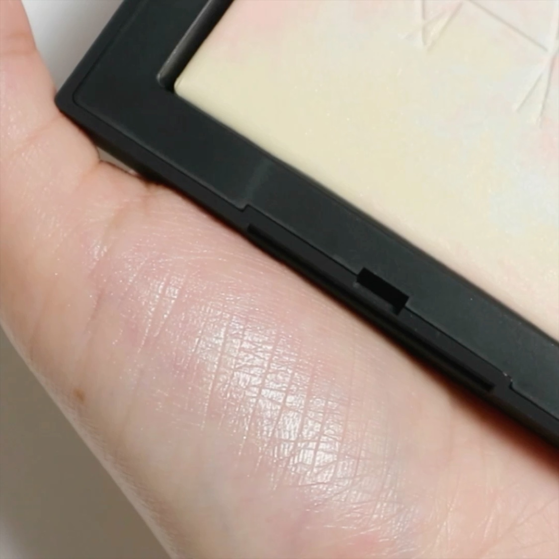 ライトリフレクティング プリズマティックパウダー/NARS/プレストパウダーの動画クチコミ2つ目