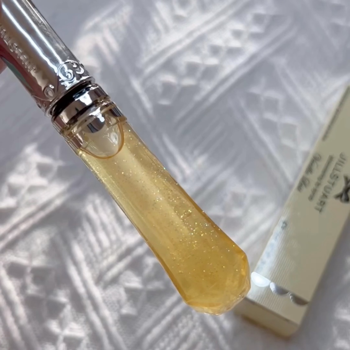 ヴァニラ ラスト シマリング リップシロップ/JILL STUART/リップ美容液の動画クチコミ2つ目