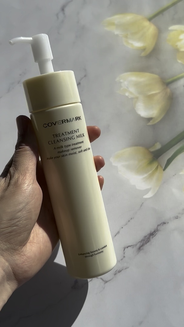 毛穴が目立たないツヤ肌へ導く✨
カバーマーク　トリートメント クレンジング ミルク
「クレンジング力」と「保湿力」を
両立したミルクタイプのクレンジングです🤍
 
すらっとした長めのボトルで、
サッと使えるポンプタイプが嬉しい♪
 
やわ