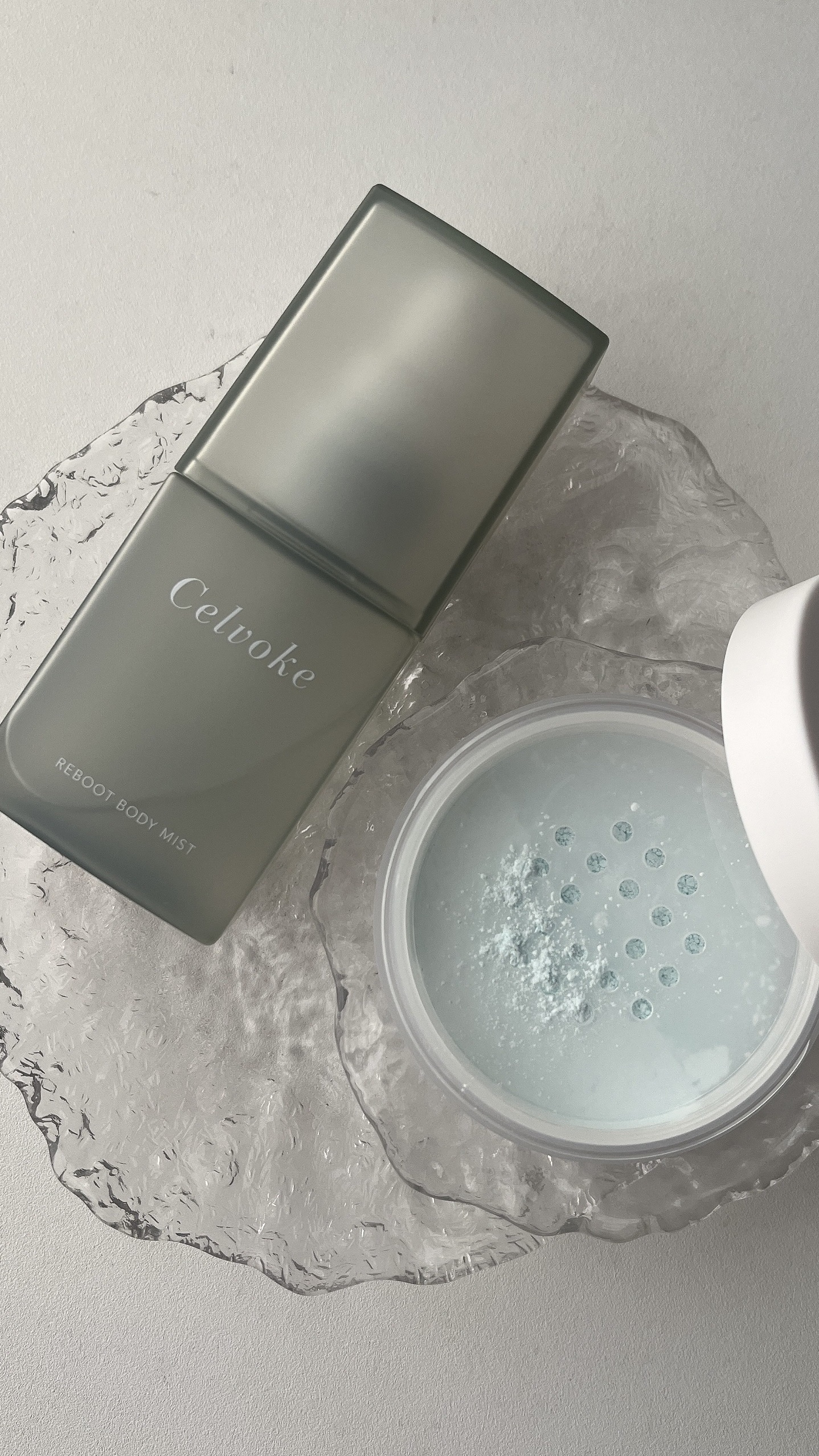 シャーベットスキンパウダーアイシーブルー/Celvoke/ルースパウダーの動画クチコミ3つ目