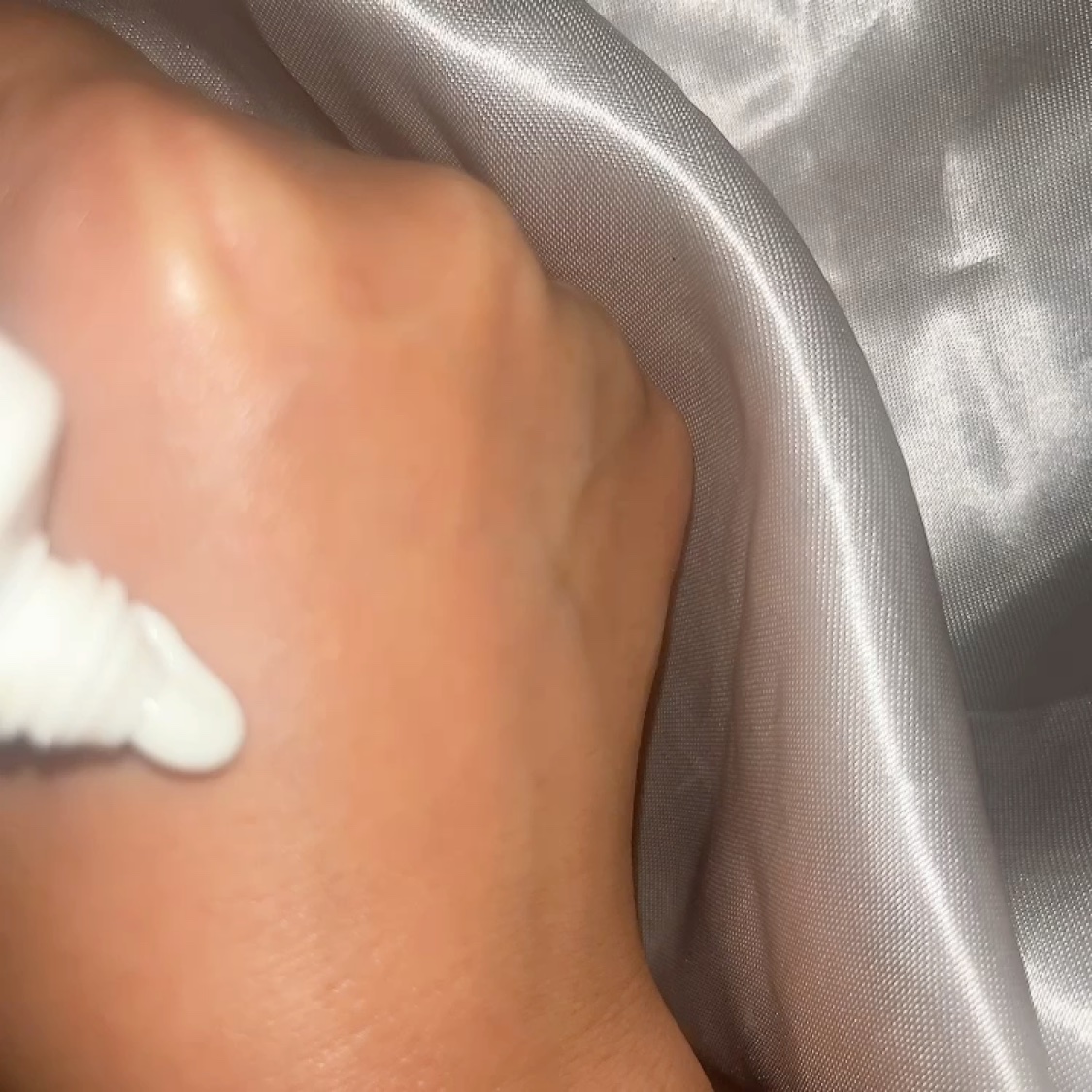 コンブチャブラックティーサンセラム/HWIRAN/日焼け止めクリームの動画クチコミ2つ目