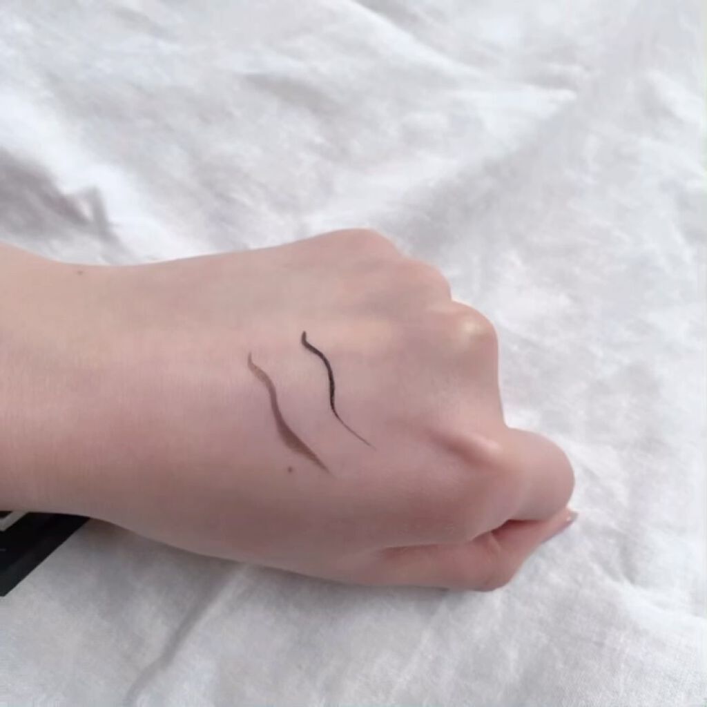 スキルレスライナー 01.パーフェクトブラック/LUMIURGLAS/リキッドアイライナーを使ったクチコミ（3枚目）