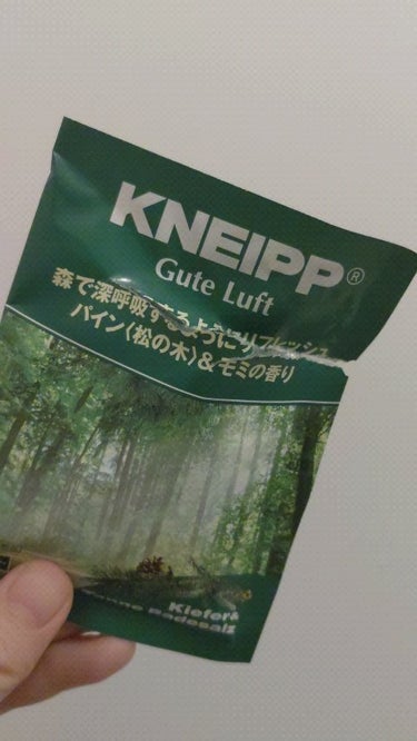 クナイプ グーテルフト バスソルト パイン松の木&モミの香り　40g　


説明不要のクナイプのバスソルトです。

パインはパイナップルではなく、松です。

森の香りと書いてありますが森林系グリーンでは