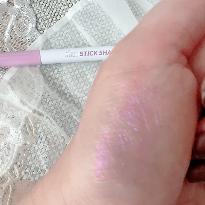 i'm Stick Shadow Glitterr/i’m meme/スティックアイシャドウの動画クチコミ3つ目