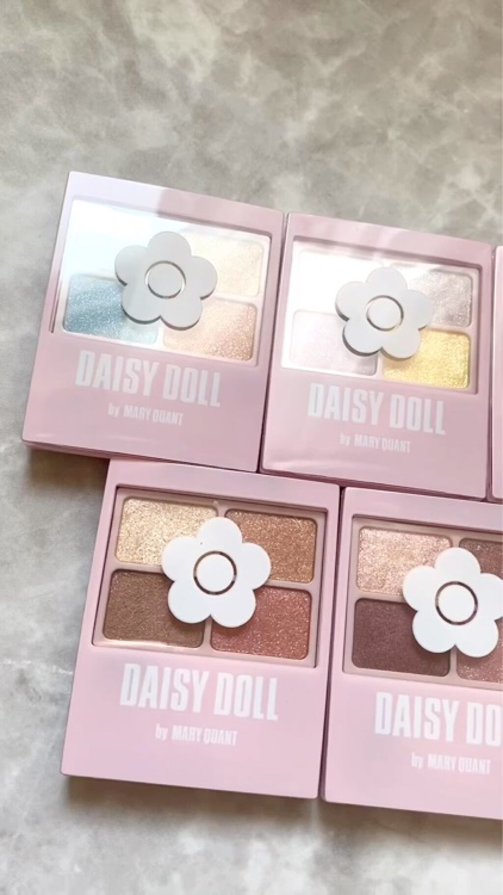 透け感発色と煌めきが可愛い♡
DAISY DOLL by MARY QUANTデイジードール アイカラー パレット。

全色キラキラのラメで、ラメ好きの方は絶対好きなアイシャドウです。

シャドウを重ねるごとにキラキラが増して、でもケバくな