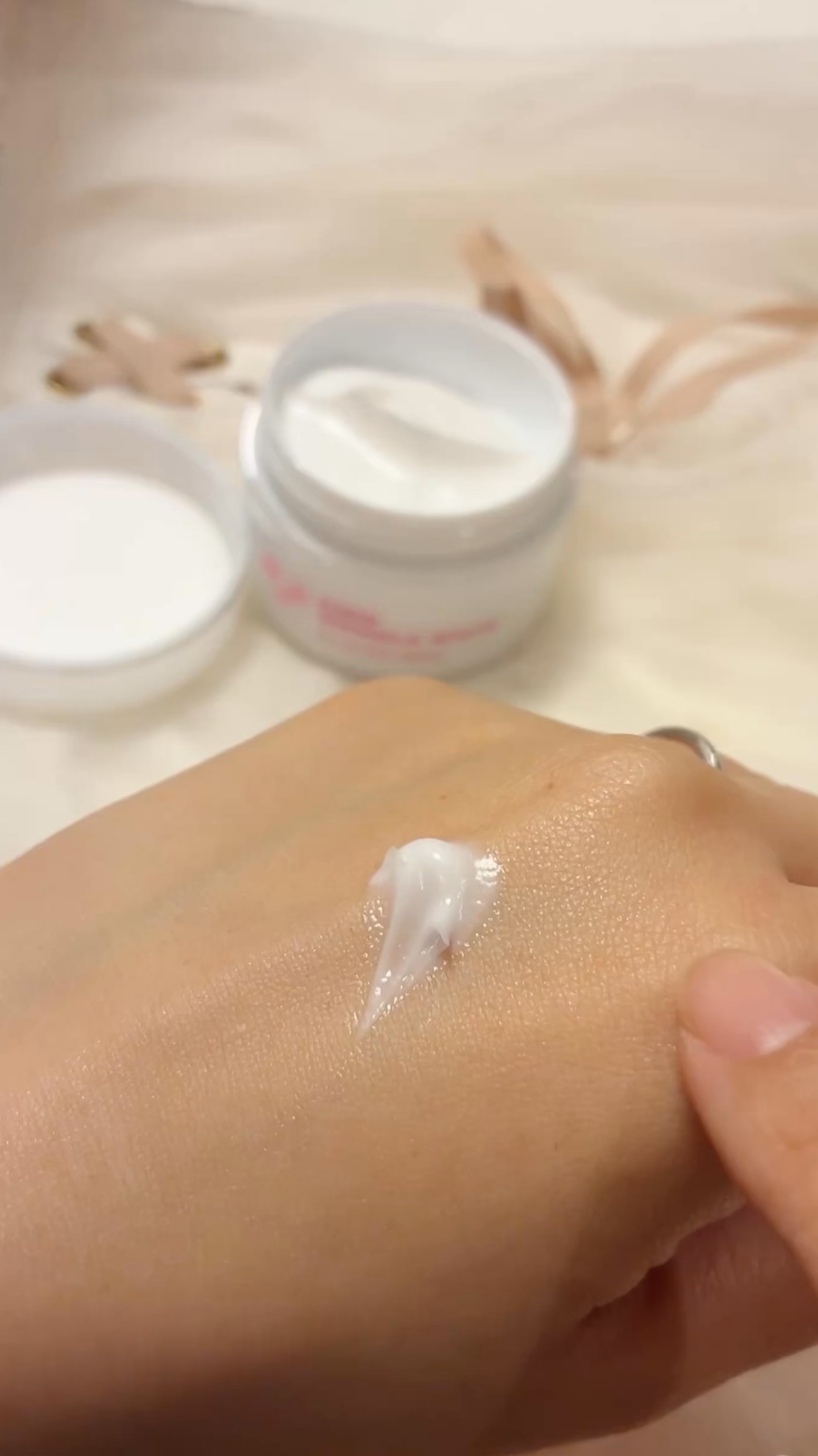 キミエリンクルホワイト
50g

【医薬部外品】 シワ改善、シミ予防、肌あれ予防を叶える薬用オールインワンクリーム。 有効成分「ナイアシンアミド」を配合。
 独自のモイストヴェール処方でしっかりうるおい、これひとつで年齢とともに増え続けるシ