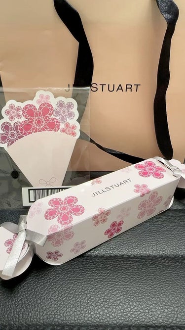 JILL STUART　クリスタルブルーム リップブーケ セラム

03　gerbera coral

持ってるだけでテンション上がるこちら💁‍♀️

ほんっとーーにパケが可愛すぎるんです🩷

香りはク