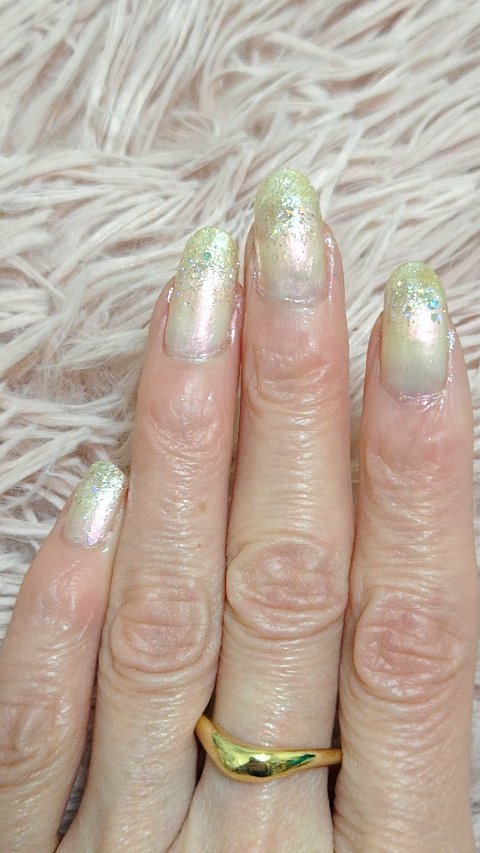 ✨✨✨本日のネイル✨✨✨
#セリア
#ACネイルエナメルs
017 オーロラサイド
を、ベースカラーに使用しました。
#andus
#AUSホリデーネイルカラーセット
03PARTY GLAM 
WT
を、乗せて２色のほがしに
#ちふれ
#