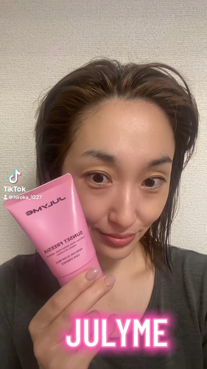 
﻿
﻿こんにちは✨

いつもご覧頂き
ありがとうございます。

感謝です❤️

@julyme.official_jp
#JULYMEHairEssence 

見た目からして可愛い
パッケージ🩷

香りもナチュラルで
朝起きた時もいい