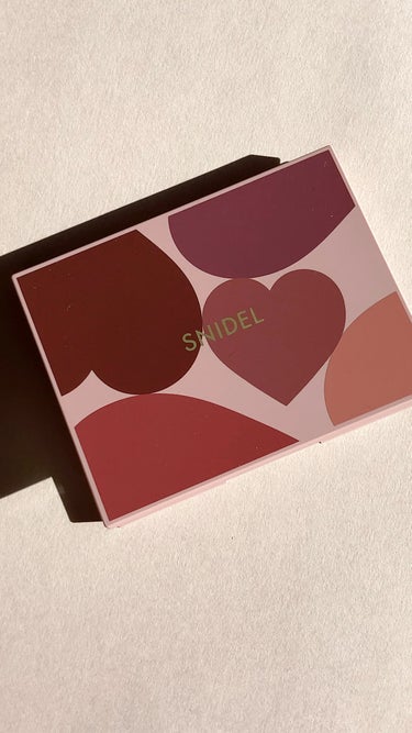 SNIDEL BEAUTY
アイデザイナー
EX10 Valentine Wishes


バレンタイン限定アイテムを購入しました！

ハートたっぷりのパケも可愛いけれど、
ストロベリーチョコレートのよ
