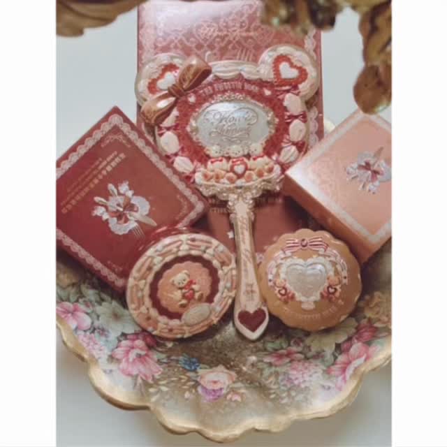 FlowerKnows スウィーティーベアシリーズ ハンドミラーのクチコミ「もう無いみたいです💦10月4日
💞┈┈┈┈┈┈┈
見れば見るほど可愛い🩷
隅々まで可愛い😍
新.....」（1枚目）