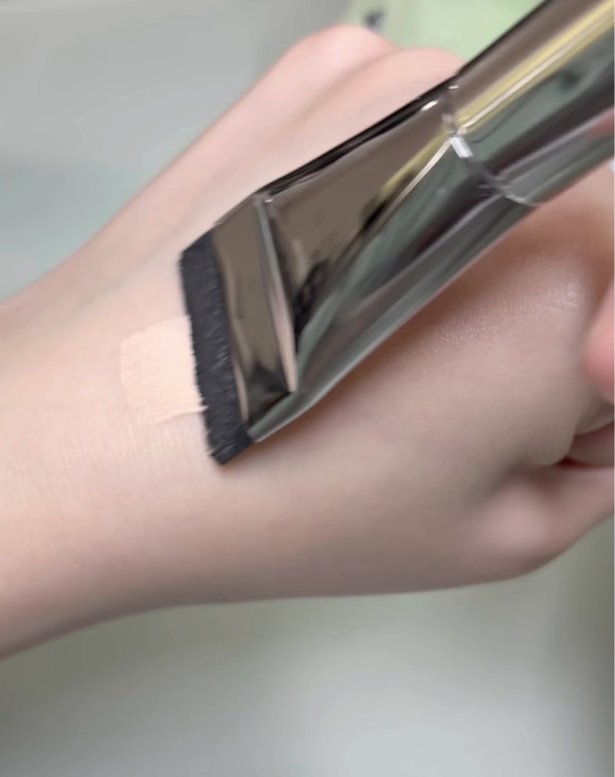 Spatula Wide Foundation Brush/wakemake/メイクブラシの動画クチコミ4つ目