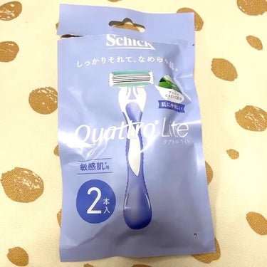 シック Schick
クアトロ　ライト

パケがリニューアル！
三本入から二本入りに。
袋入りに変わってます✨

スムーズなそり心地は変わらず✨
200円代で買えるちょっと良いカミソリ🪒

ヘッドが肌に