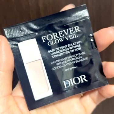 みち🫡です。

【Dior】ディオールスキン フォーエヴァー グロウ ヴェール

めちゃくちゃ伸びが良い✨
下地を塗ってる感覚というより、
スキンケアみたい。塗り心地がいい。

綺麗なツヤ肌に仕上がりま