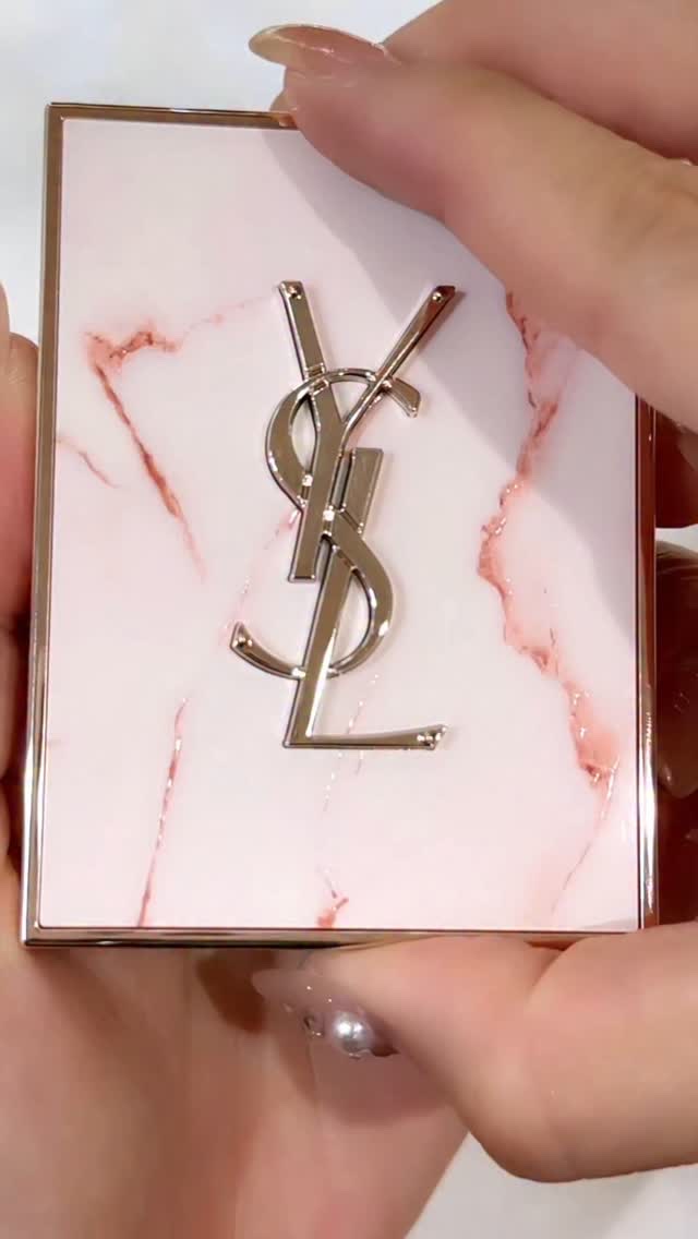 まじで大優勝の可愛さ😭🩷
この秋はYSLの限定コレクションに釘付け💘
⁡
ピンクマーブルにピンクゴールドのカサンドラロゴ…
なんですがこの反則級に可愛い限定パケは🥺💕
マーブルの濃いピンク部分はプリントじゃないのよ
画像よりも実物