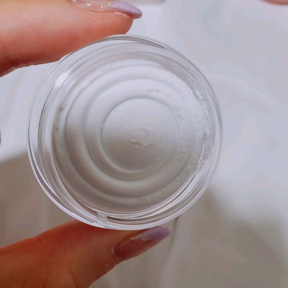 キャンメイク ポアレスエアリーベースのクチコミ「キャンメイクのポアレスエアリーベース✨

キャンメイクから新しく化粧下地が発売されました🌸

.....」（3枚目）