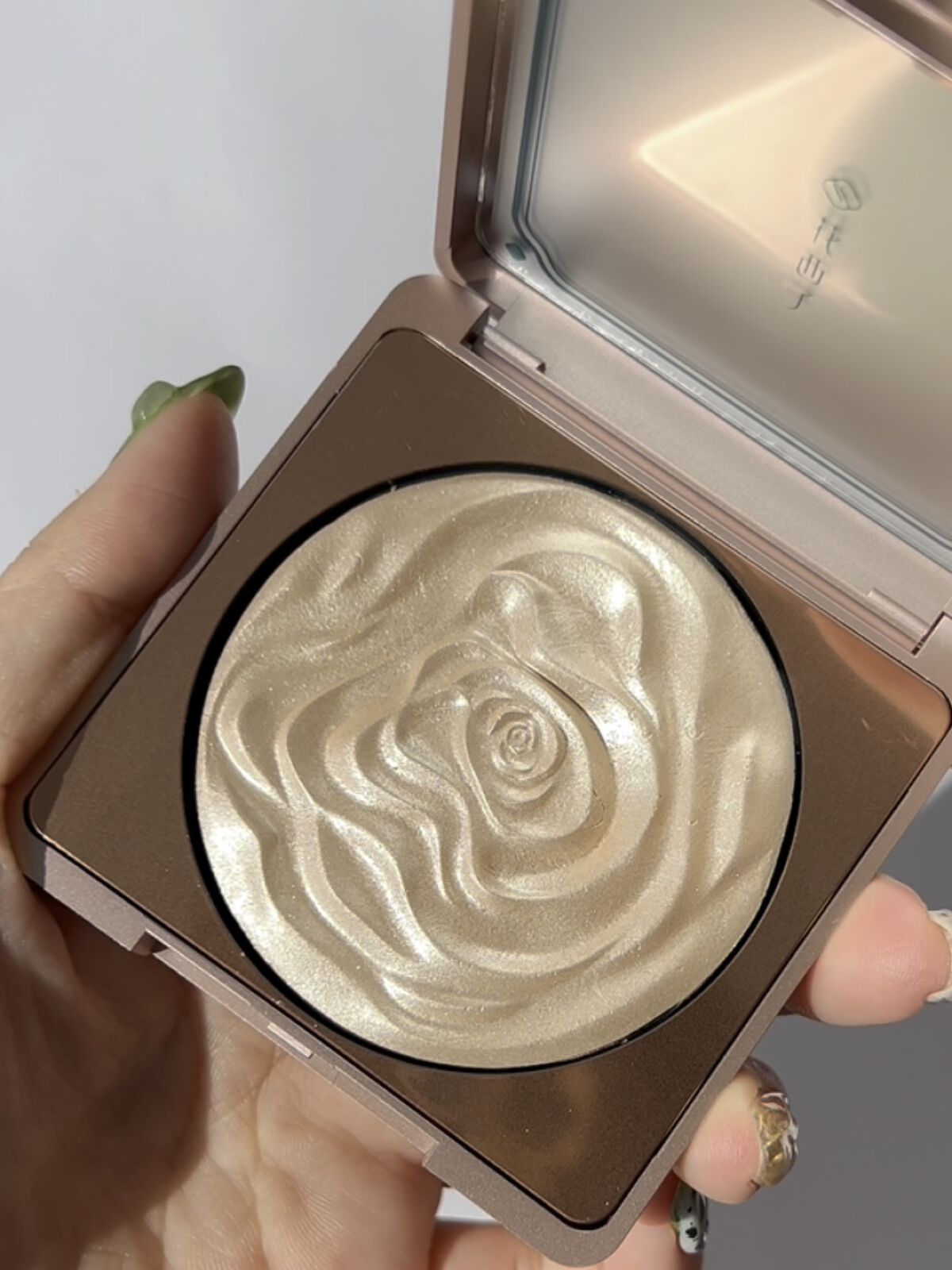 双花彫刻 ハイライト/花西子/パウダーハイライトを使ったクチコミ（1枚目）