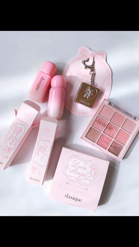 ▫dasique バレエコアコレクション

イエベさんにぴったりなLove Angelセットを頂きました🩰

甘すぎないピンクで、かわいさの中に大人っぽさを感じるコレクション
どのアイテムも上品な色合いでロマンティックな雰囲気

アイシャ