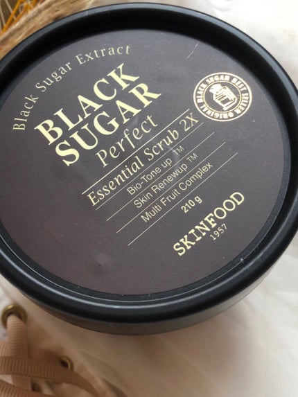 ブラックシュガー パーフェクト エッセンシャル スクラブ2X/SKINFOOD/洗い流すパック・マスクの人気ショート動画