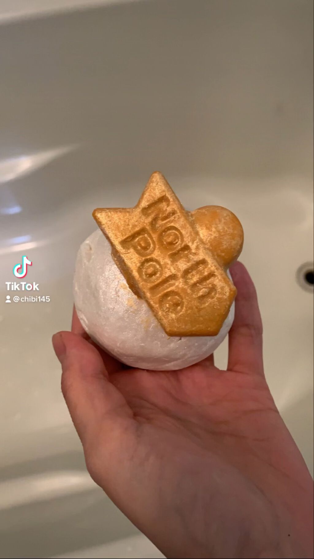 ラッシュ ノースポール(バブルバー)のクチコミ「今日はラッシュのノースポールを紹介します👏

こちらはラメの入ったバブルバーで、上のゴールドが.....」（1枚目）